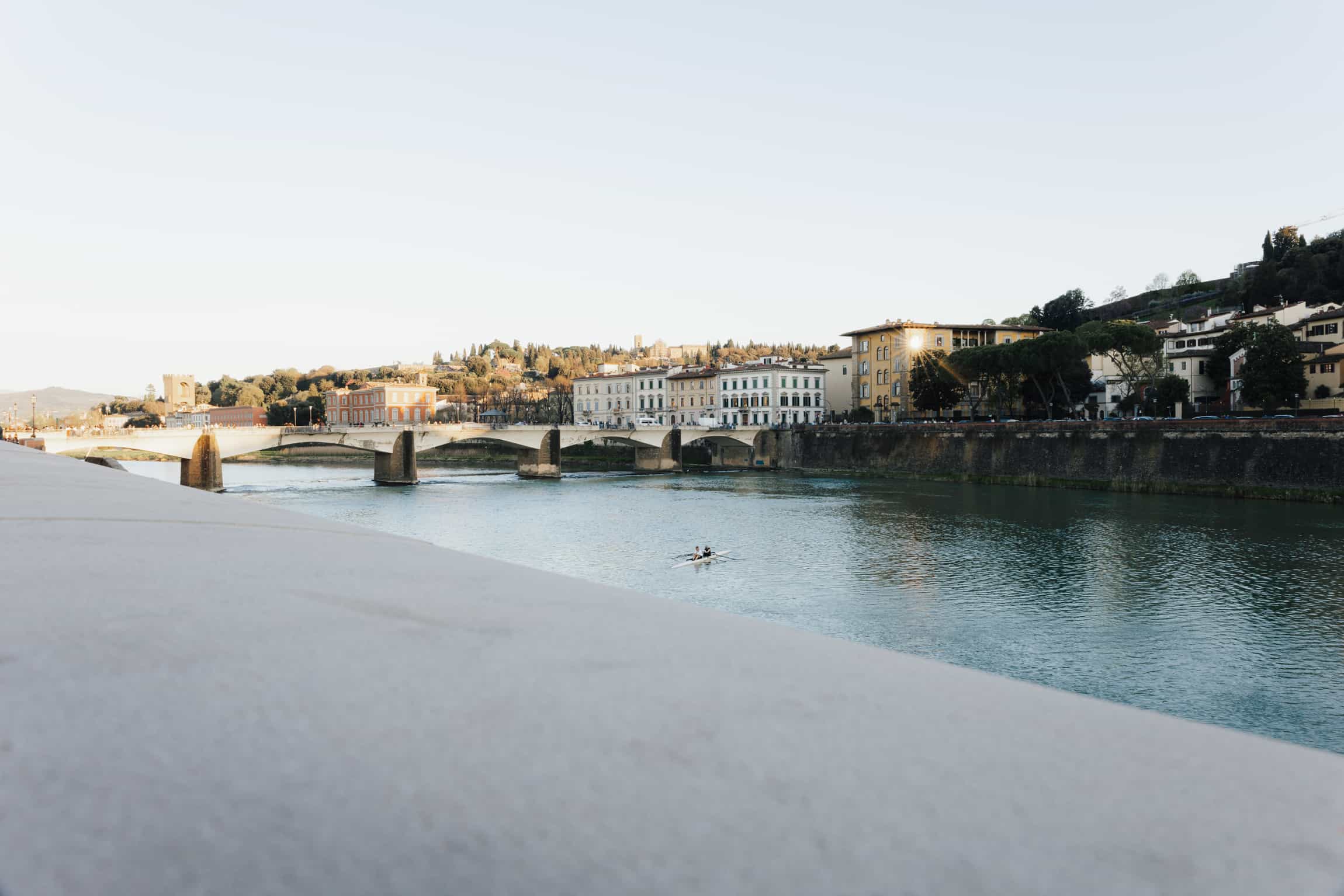 Historische europäische Flussstadt mit Brücke und klassischer Architektur im goldenen Licht