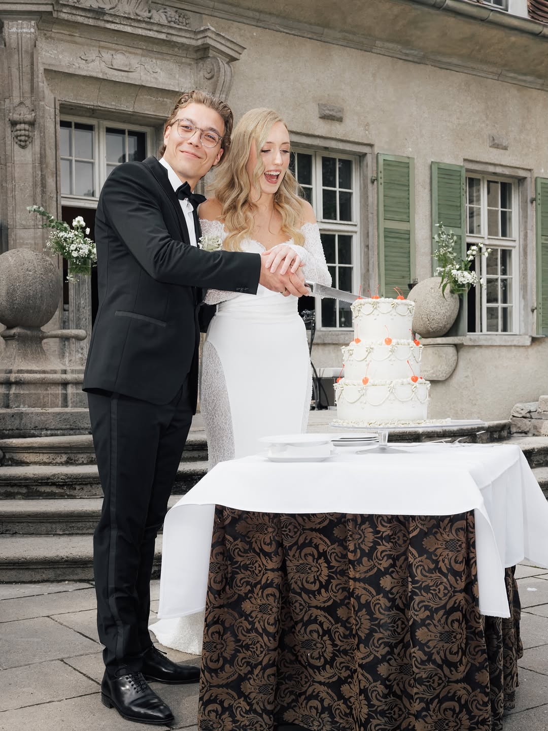 One of the sweetest wedding traditions: cutting the cake together. Not just dessert, but a small symbol of sharing and partnership🤍

#weddi